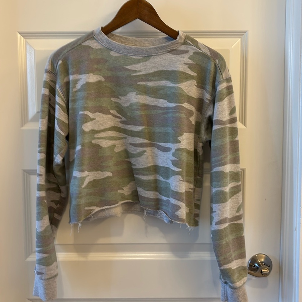 Long Sleeve Faded Camo Medium Crop Top Sweatshirt